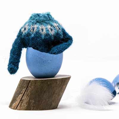 Kreative Osterdekoration mit Minipullovern: Blauer Pullover